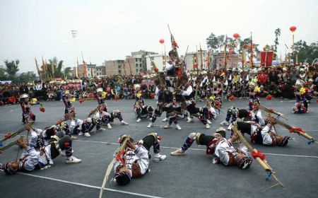 Performers play the lusheng musical pipe during the Lusheng and Horse Fight Festival held in the Sports Park in Rongshui Miao Autonomous County, southwest China's Guangxi Zhuang Autonomous Region, Nov. 21, 2009. A dozen of lusheng dancing troupes of the Miao ethnic group from mountainous villages in Rongshui took part in the 4th Lusheng and Horse Fight Festival on Saturday. (Xinhua/Long Tao)