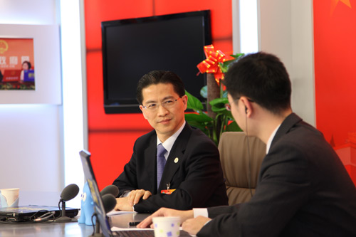 Zhou Hanmin (L), deputy director of the Executive Committee of Shanghai Expo 2010, and also a member of the Standing Committee of the Chinese People's Political Consultative Conference (CPPCC), gives an interview with Xinhuanet on March 10, 2010, in Beijing. (Xinhua Photo)
